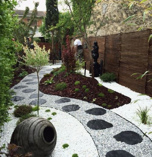 Allée de pas japonais  Allées de jardin en pierre, Pierres jardin