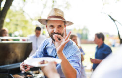 Difficile de choisir entre le barbecue ou la plancha pour cuisiner en été. Quelle est la meilleure cuisine ? Avantages et inconvénients sur notre blog !