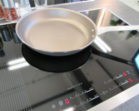 Vous hésitez entre la plaque de cuisson à induction ou à vitrocéramique ? Découvrez les avantages et les inconvénients de chacune sur notre blog.