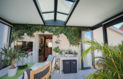 Agrandissez votre maison avec la véranda ! Pratique, design, et agréable elle offre une isolation thermique pour plus de confort !