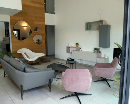 Focus sur l'aménagements d'intérieur d'une maison individuelle, réalisé par Ligne Design. Cosy, pratique et design avec une harmonie entre nature et modernité.