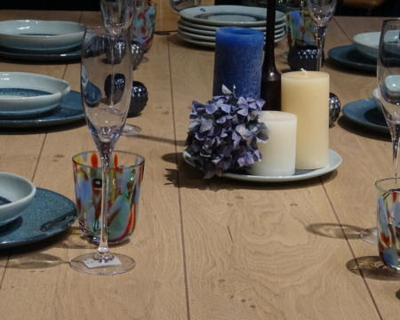 Focus sur l'art de la table à Atlas Home pour des fêtes de fin d'année naturelles, modernes et authentiques.