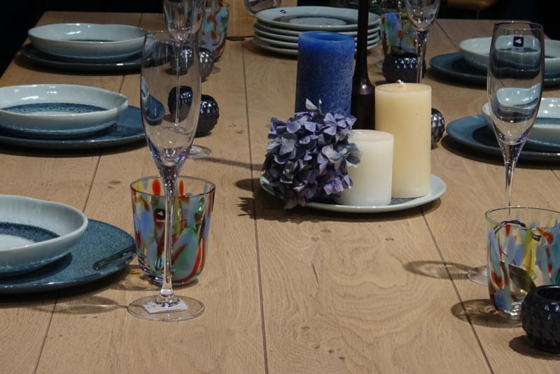 Focus sur l'art de la table à Atlas Home pour des fêtes de fin d'année naturelles, modernes et authentiques.