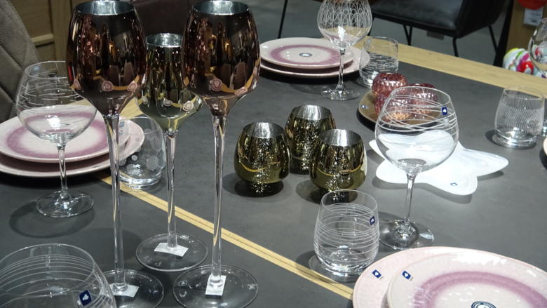 Un art de la table coloré pour une ambiance festive et conviviale.
