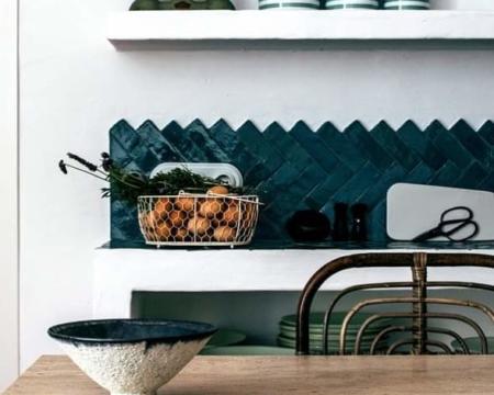 Focus sur la crédence, pour une cuisine moderne, pratique et design. Infos sur le blog.