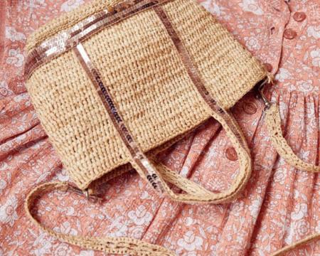 Découvrez le panier en osier, l'élément de déco tendances pour l'été.