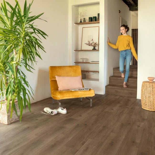 le maître ferme la rayure du parquet stratifié et des meubles en