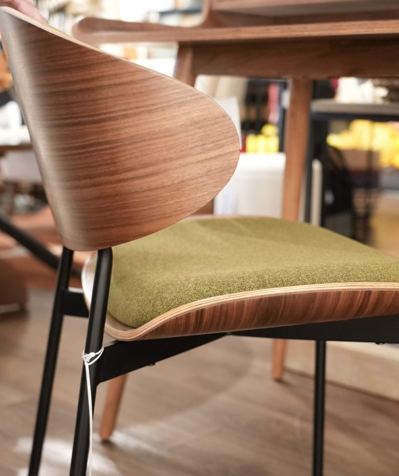 la chaise en bois ultra pratique, a glisser dans une déco naturelle