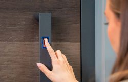 PORTE D4ENTR2E A RECONNAISSANCE BIOMETRIQUE